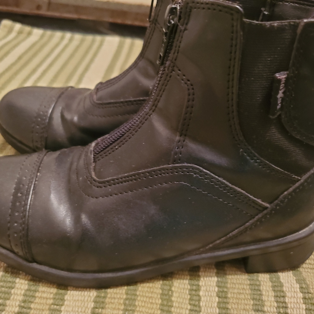 Girl's riding boots, size 2, Saxon